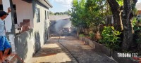 Carro pega fogo na garagem de uma residência no Porto Meira