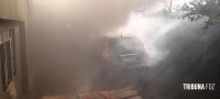 Carro pega fogo na garagem de uma residência no Porto Meira