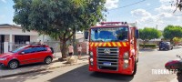 Carro pega fogo na garagem de uma residência no Porto Meira