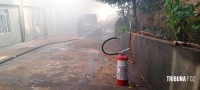 Carro pega fogo na garagem de uma residência no Porto Meira