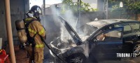 Carro pega fogo na garagem de uma residência no Porto Meira