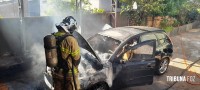 Carro pega fogo na garagem de uma residência no Porto Meira