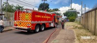 Incêndio em baús refrigerados mobiliza o Corpo de Bombeiros no Jardim Tarobá