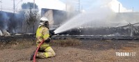 Incêndio em baús refrigerados mobiliza o Corpo de Bombeiros no Jardim Tarobá