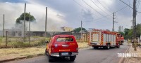 Incêndio em baús refrigerados mobiliza o Corpo de Bombeiros no Jardim Tarobá