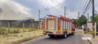 Incêndio em baús refrigerados mobiliza o Corpo de Bombeiros no Jardim Tarobá