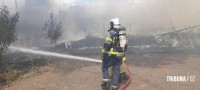 Incêndio em baús refrigerados mobiliza o Corpo de Bombeiros no Jardim Tarobá