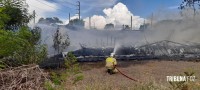 Incêndio em baús refrigerados mobiliza o Corpo de Bombeiros no Jardim Tarobá