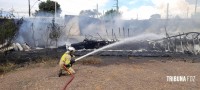 Incêndio em baús refrigerados mobiliza o Corpo de Bombeiros no Jardim Tarobá