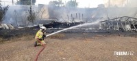 Incêndio em baús refrigerados mobiliza o Corpo de Bombeiros no Jardim Tarobá