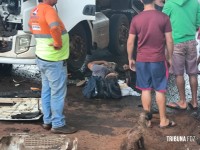 Caçambeiro sofre acidente e é socorrido pelo SIATE após acertar caçamba na trincheira da Av. Mercosul 