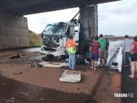 Caçambeiro sofre acidente e é socorrido pelo SIATE após acertar caçamba na trincheira da Av. Mercosul 