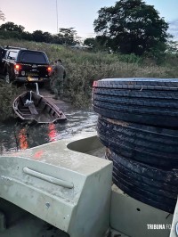Policia Federal e PM apreendem pneus contrabandeados em barco no Rio Paraná