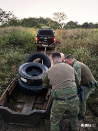 Policia Federal e PM apreendem pneus contrabandeados em barco no Rio Paraná