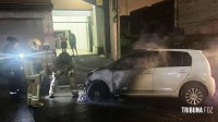 Bombeiros são acionados após veículo com placas brasileiras pegar fogo em Ciudad Del Este