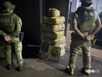 BPFRON e PF apreendem 101 Kg de maconha tipo capulho na barranca do Rio Paraná em Foz do Iguaçu