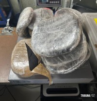 Moto com fundo falso é apreendida na Ponte da Amizade com 8,5 Kg de haxixe