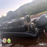 Policia Federal e PM interceptam embarcação com cigarros contrabandeados em São Miguel do Iguaçu
