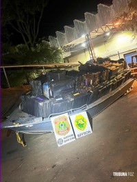 Policia Federal e PM interceptam embarcação com cigarros contrabandeados em São Miguel do Iguaçu