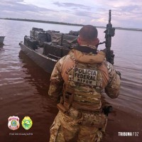 Policia Federal e PM interceptam embarcação com cigarros contrabandeados em São Miguel do Iguaçu