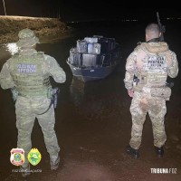 Policia Federal e PM interceptam embarcação com cigarros contrabandeados em São Miguel do Iguaçu