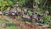 Motorista morre após carreta sair da pista e tombar na BR-277, em Medianeira