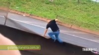 Cena de filme em Medianeira: Motorista foge da Receita Federal na BR-277 e pula cerca para escapar