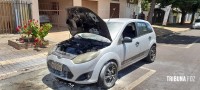 Incêndio a veículo na Av. Safira mobiliza o Corpo de Bombeiros