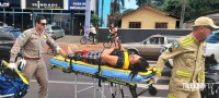 Motociclista fica gravemente ferida após colisão na Av. Felipe Wandscheer