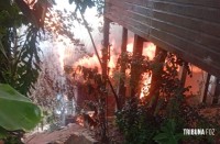Casa é consumida pelo fogo no Bairro Santa Rosa em Puerto Iguazu, na Argentina