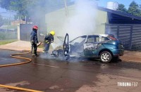 Bombeiros interveem após veiculo pegar fogo em Puerto Iguazu