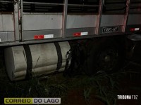 Veículo aquaplana e colide com caminhão na PR-495 em Santa Helena