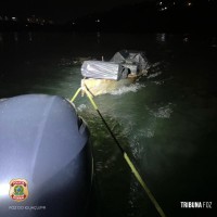 Policia Federal apreende barco com cigarros e eletrônicos contrabandeados próximo a Ponte da Amizade