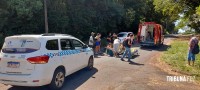 Motociclista é socorrida pelo Siate após colisão na Vila Yolanda