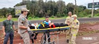 Passageira de moto é socorrida pelo Siate após colisão traseira na Av. das Cataratas