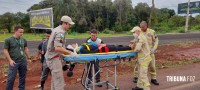 Passageira de moto é socorrida pelo Siate após colisão traseira na Av. das Cataratas