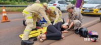 Passageira de moto é socorrida pelo Siate após colisão traseira na Av. das Cataratas