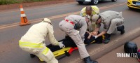 Passageira de moto é socorrida pelo Siate após colisão traseira na Av. das Cataratas