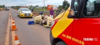 Passageira de moto é socorrida pelo Siate após colisão traseira na Av. das Cataratas