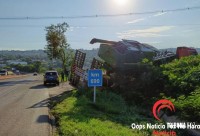 GM presta apoio após carreta carregada com colheitadeira tomba na BR-277 em São Miguel do Iguaçu 