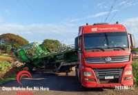 GM presta apoio após carreta carregada com colheitadeira tomba na BR-277 em São Miguel do Iguaçu 