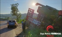 GM presta apoio após carreta carregada com colheitadeira tomba na BR-277 em São Miguel do Iguaçu 