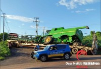 GM presta apoio após carreta carregada com colheitadeira tomba na BR-277 em São Miguel do Iguaçu 