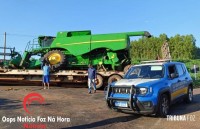 GM presta apoio após carreta carregada com colheitadeira tomba na BR-277 em São Miguel do Iguaçu 