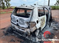 Veículo furtado de motorista de aplicativo é encontrado incendiado no Jardim das Oliveiras 