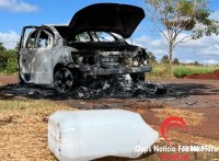 Veículo furtado de motorista de aplicativo é encontrado incendiado no Jardim das Oliveiras 
