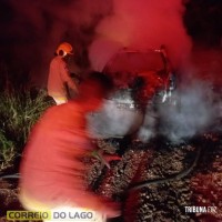 Veículo é destruído por incêndio após pane elétrica em Santa Helena