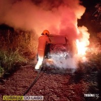 Veículo é destruído por incêndio após pane elétrica em Santa Helena