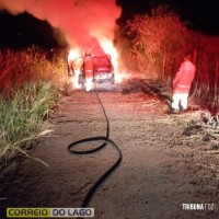 Veículo é destruído por incêndio após pane elétrica em Santa Helena