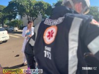 SAMU atende vítima de acidente em frente à Câmara de Vereadores de Santa Helena